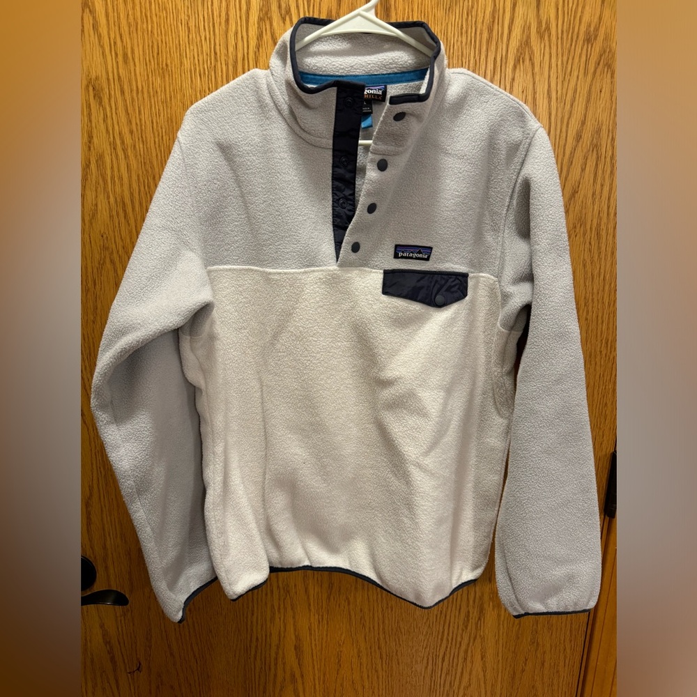 Patagonia Fleece Pullover in Gray and white/off white.